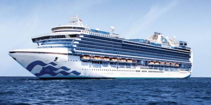 Lüks gemide kaptan denize düştü: Kurtarma operasyonunu 3 bin yolcu izledi