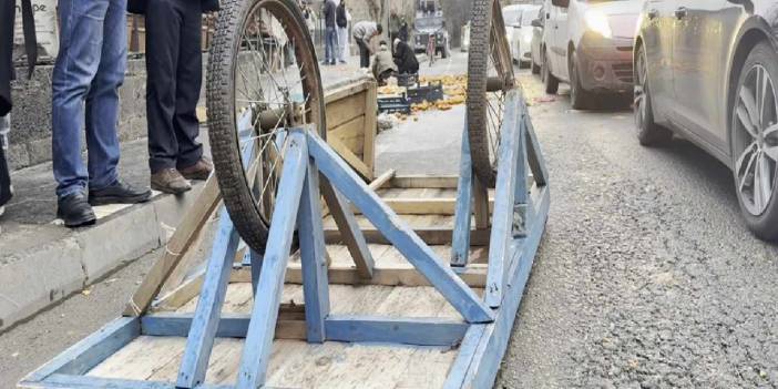 Zabıta ve seyyar satıcılar arasında gerginlik çıktı: Meyveler ortalığa saçıldı