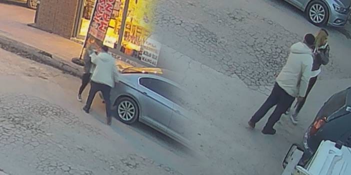 Şehir magandası dehşeti! Sokak ortasında genç kadına silah çekip tehdit etti: O anlar kamerada