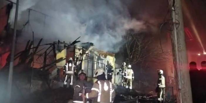 Üsküdar'da yangın paniği! Metruk bina alevlere teslim oldu