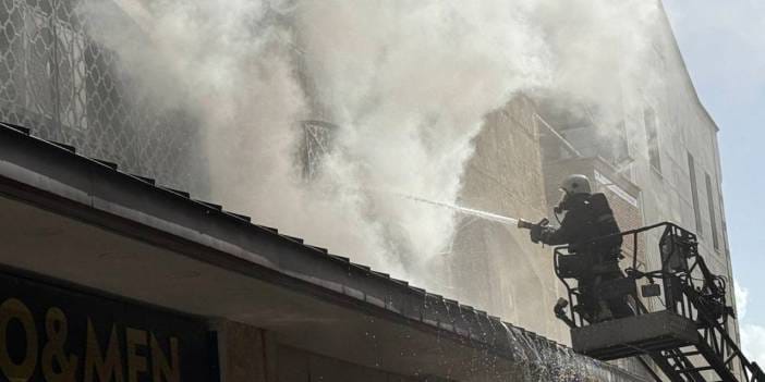 AVM'de yangın paniği! Esnaf malını kurtarmak için alevlerle yarıştı