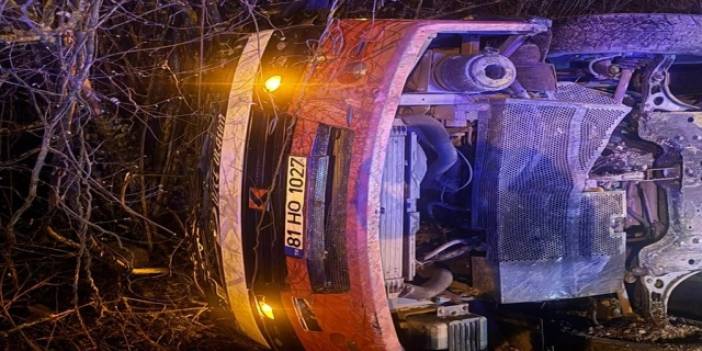 Arabanın çarptığı otobüs devrildi: 5 yaralı