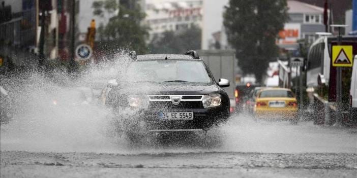 İstanbul'a 3 dakika dolu yağdı! Trafik bir anda felç oldu