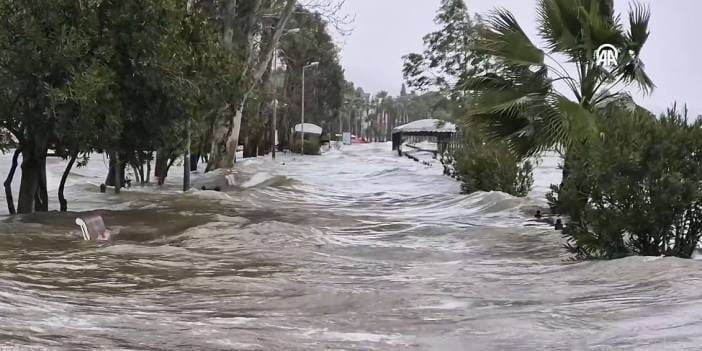 Muğla'da korkulan oldu! Göl taştı