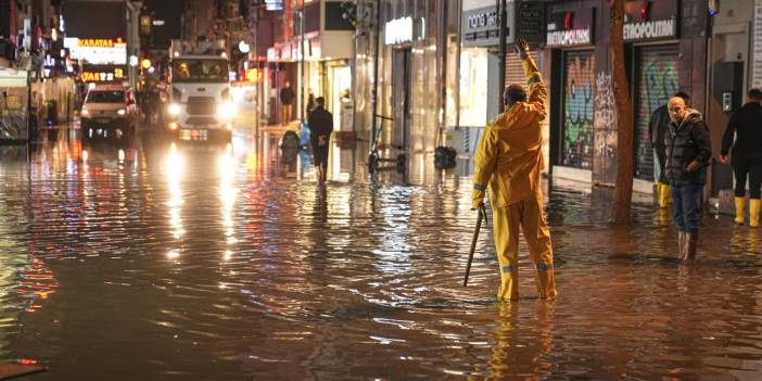 Denizi dereleri taşıran sağanak ve fırtına 6 şehri alarma geçirdi: Vatandaşlar tahliye edildi