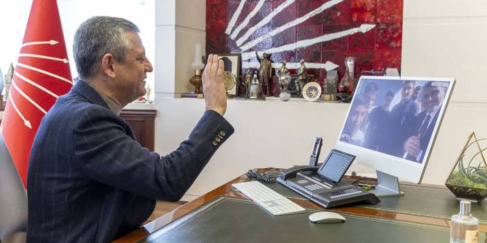 Özgür Özel fırtınada Atatürk büstünü koruyan öğrencilerle görüştü