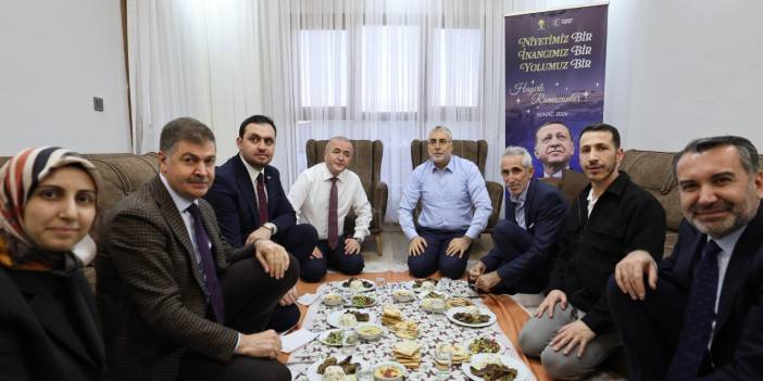 Bakan Işıkhan iftar için gittiği depremzede ailenin evine reklam panosu götürdü