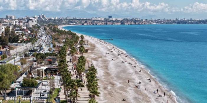 Termometreler 17 dereceyi gördü: Konyaaltı Sahili dolup taştı