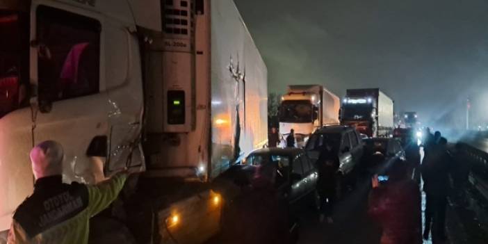 17 araç çarpıştı: Ankara yönü ulaşıma kapandı