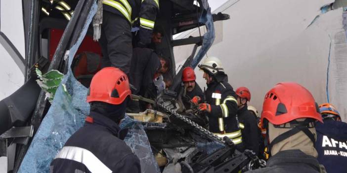 Erzurum'da yolcu otobüsü ters dönen tıra çaptı! 20 yaralı