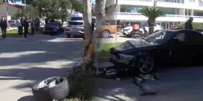 Kontrolden çıkan araç ağaca çarparak refüje çıktı: 2 yaralı