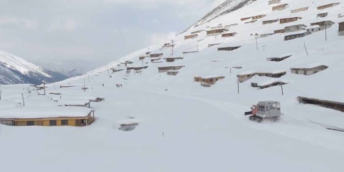 Rize'de kar boyu 3 metreyi aştı: Evler kara gömüldü!