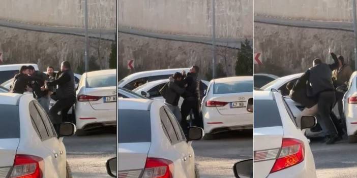 'Yol verme' kavgası kamerada! Trafiğin ortasında yumruklar konuştu