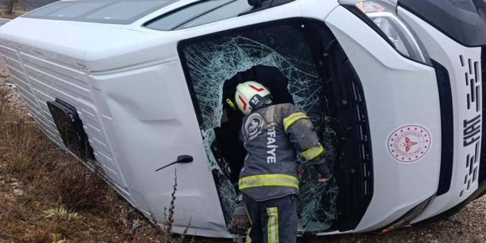 Diyaliz hastalarını taşıyan minibüs devrildi: Yaralılar var!