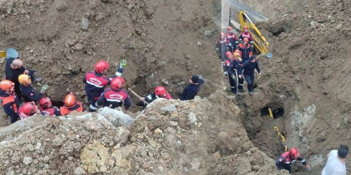 İş makinesinin içinde göçük altında kaldı! Ekiplerin çalışmasıyla kurtarıldı