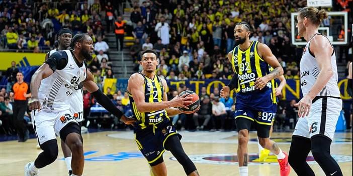 Fenerbahçe Partizan'ı devirdi: Taraftarlardan dikkat çeken Kosova pankartı