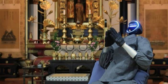 İnsansı robot rahip, gazetecilerle canlı sohbet yaptı