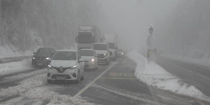 Lapa lapa kar İstanbulluların uğrak yerinde yolları kapadı