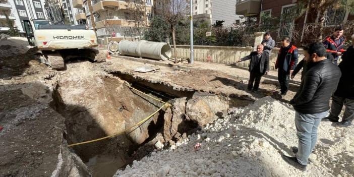 Altyapı çalışmalarında yol çöktü: 2 işçi yaralandı