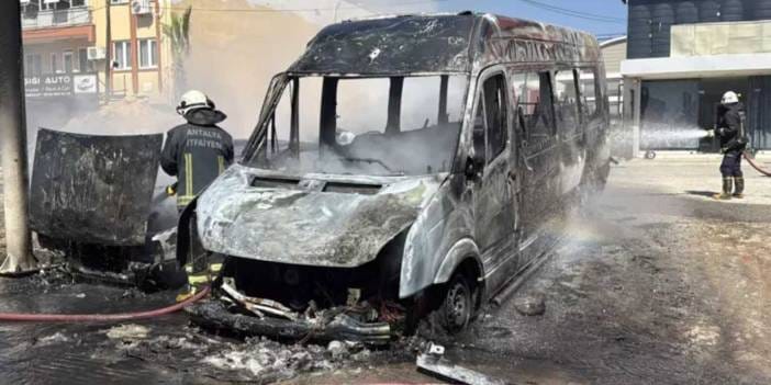 Antalya'da yangın paniği! İki araç küle döndü