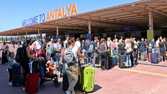 Antalya Havalimanı'nda "Thomas Cook" kuyruğu!