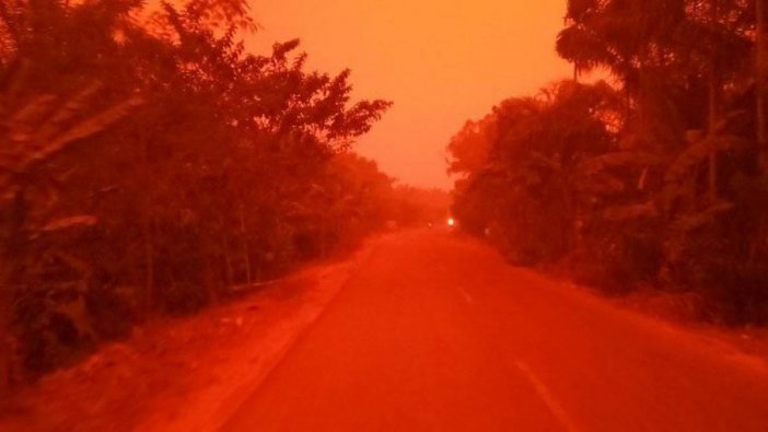 Orman yangınları sonrası gökyüzü kırmızıya döndü