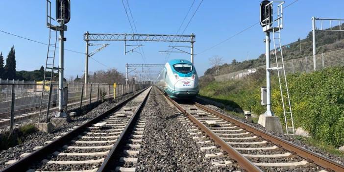 Tel örgüleri aşıp raylara girdi: Yüksek hızlı trenin altında kaldı!