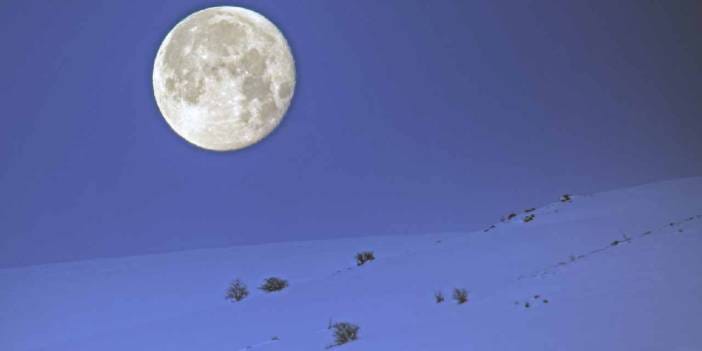 Karlı dağlar ile dolunay aynı karede! Görenler mest oldu