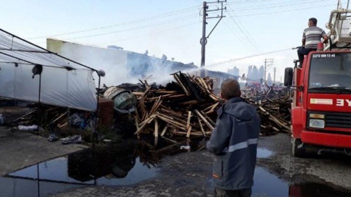 Palet fabrikasındaki yangın iş yerlerine sıçradı