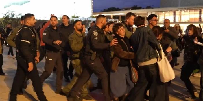 Tel Aviv'de savaş karşıtı protestoya polis müdahalesi