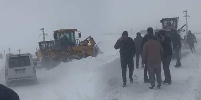 Kars kara teslim! 12 araç mahsur kaldı
