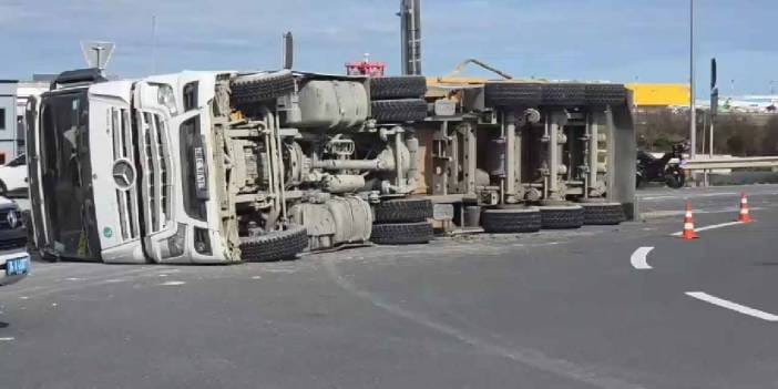 Arnavutköy’de hafriyat kamyonu devrildi: Sürücü ölümden döndü