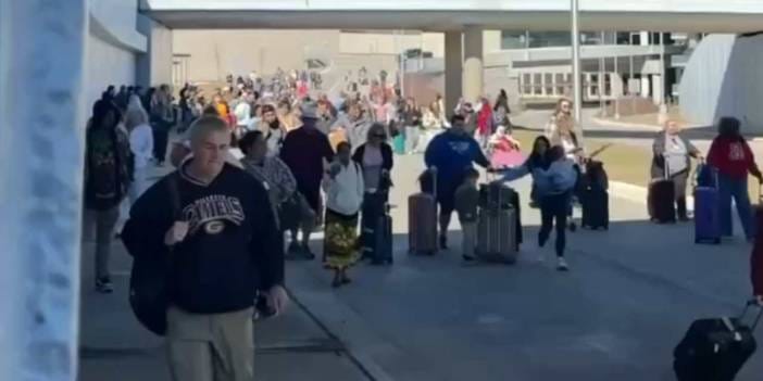 ABD’de Kansas Havalimanı'nda alarm: Tüm yolcular tahliye edildi!