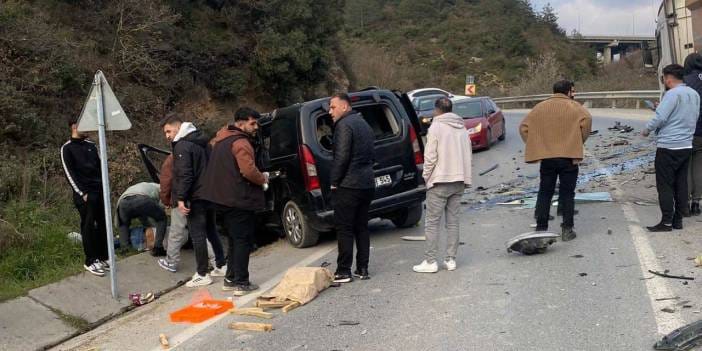 Hafriyat kamyonuyla kafa kafaya çarpışan aracın sürücüsü kurtarılamadı