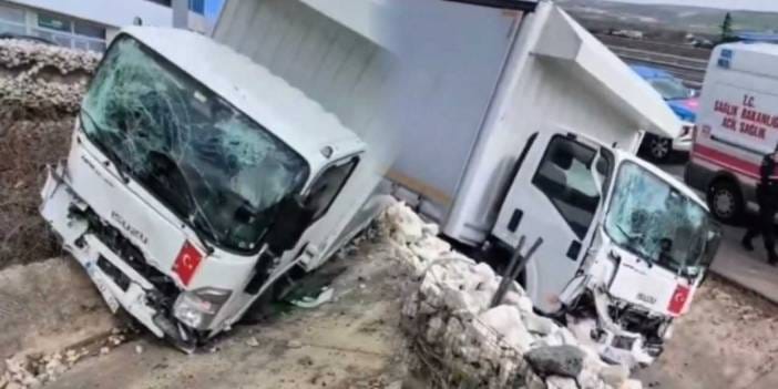 Kamyonuyla refüje çarptı hastaneye kaldırıldı: Kaza anı kamerada!