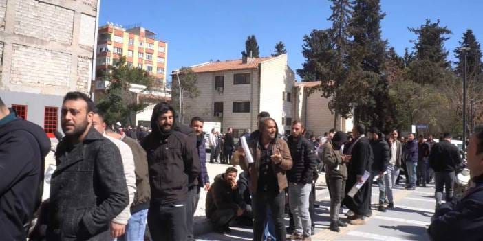 APP plaka telaşı! Metrelerce kuyruk oluştu