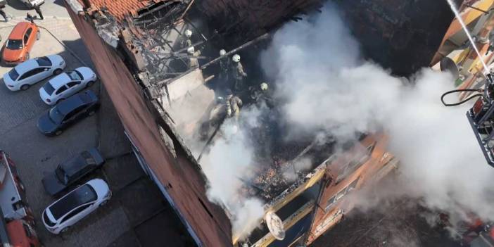 Esenler'de korkutan yangın! 4 katlı binanın çatısı kül oldu