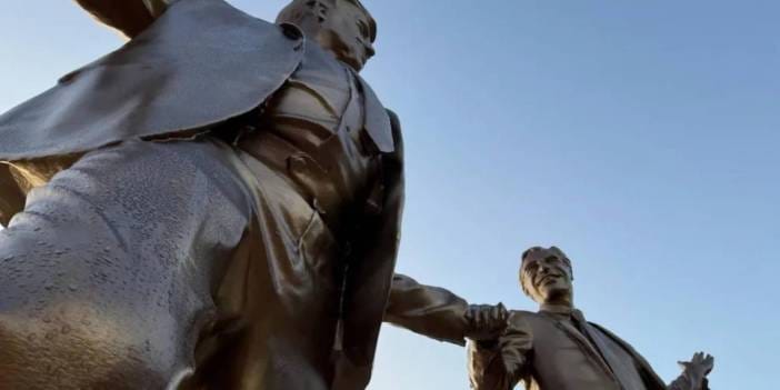 Dev heykel Washington'ı karıştırdı: Trump ile Epstein el ele