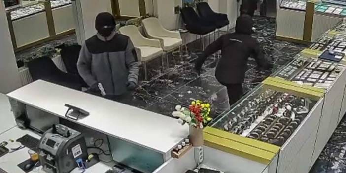Silah oyuncak, çaldıkları bilezik de sahte çıktı! Kuyumcu soygununda ikisi çocuk üç kişi tutuklandı