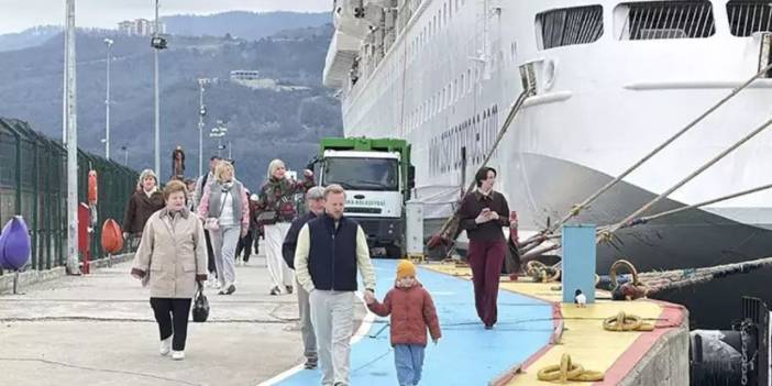 Yüz binden fazla Rus turist akın etti, nüfusu 10 katına kadar çıktı!