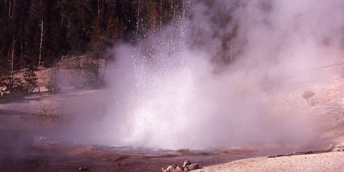 Asit dolu gayzer 6 yıl sonra patladı, 9 metre havaya püskürdü
