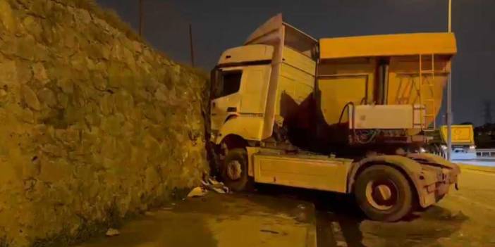 Sancaktepe'de gece yarısı kaza! Sürücü ağır yaralandı