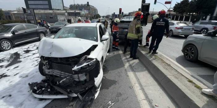 Avcılar'da iki araç çarpıştı! Sürücü yaralandı