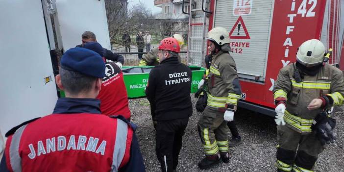 Düzce’de soba yangını! Eşyalarını kurtarmak isterken hayatını kaybetti