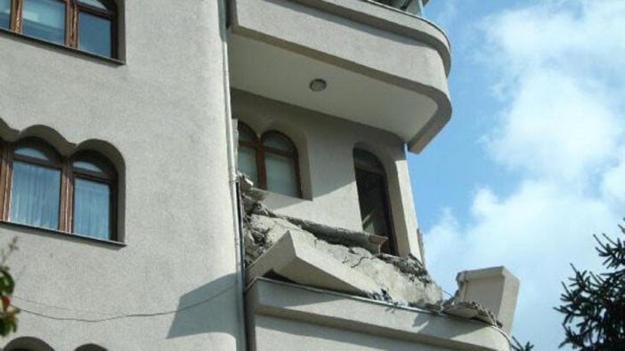 Şişli'de balkon çöktü!