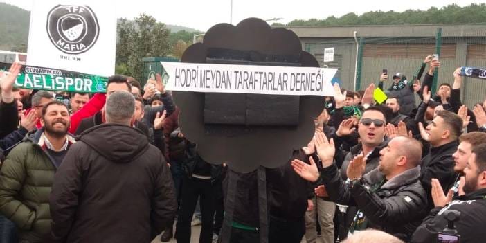 Kocaelispor taraftarı Riva'yı bastı: TFF binasının önüne siyah çelenk bıraktı