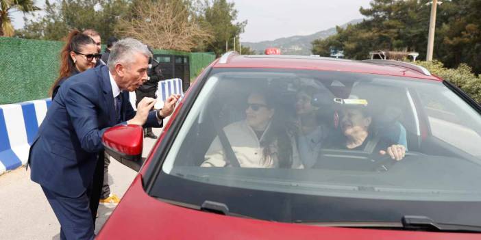 Bir günde 25 bin araçla ilçeye akın ettiler: Kaymakam gelenleri tek tek karşıladı
