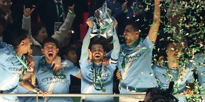 Arsenal'i yenen Manchester City kupayı kaldırdı