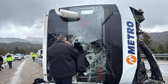 Kayganlaşan yolda can pazarı! Yolcu otobüsü devrildi: 2'si ağır 15 yaralı