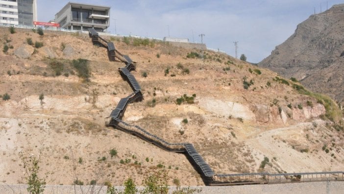 Çıkması 20 inmesi 10 dakika sürüyor... Öğrencilere 550 basamaklı yurt eziyeti!